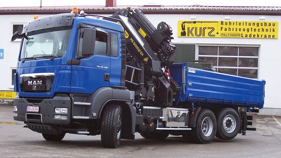 Systemfahrzeug mit Kipper und Palfinger Ladekran