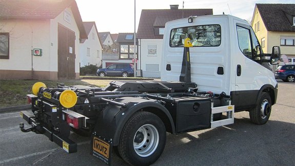 Stadtfahrzeug mit PALFINGER Abrollkipper
